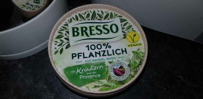 Großaufnahme einer Dose "Bresso 100% pflanzlich"