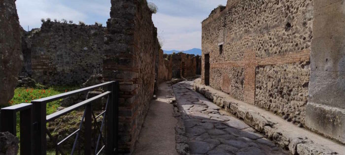 Eine menschenleere Straße in der Ruinenstadt Pompeii.