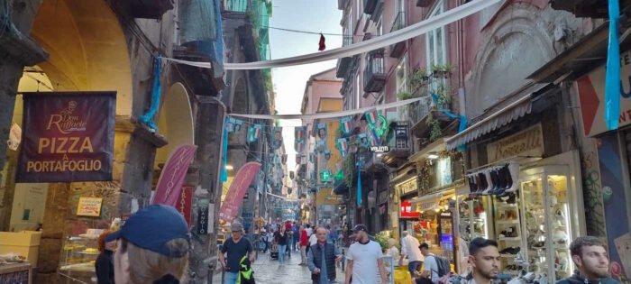 Eine belebte Straße in Neapel