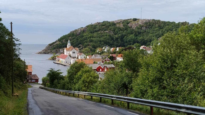 Eine Ort auf Hidra direkt am Meer mit einer pittoresken, weiß gestrichenen Kirche.