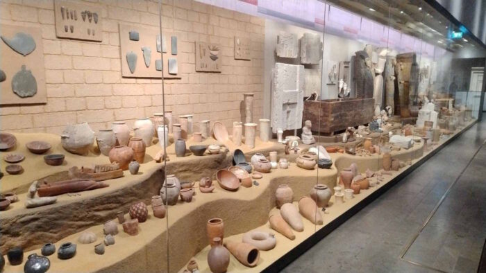 verschiedene Schalen und Krüge bilden eine Zeitlinie durch die Kulturgeschichte des alten Ägypten