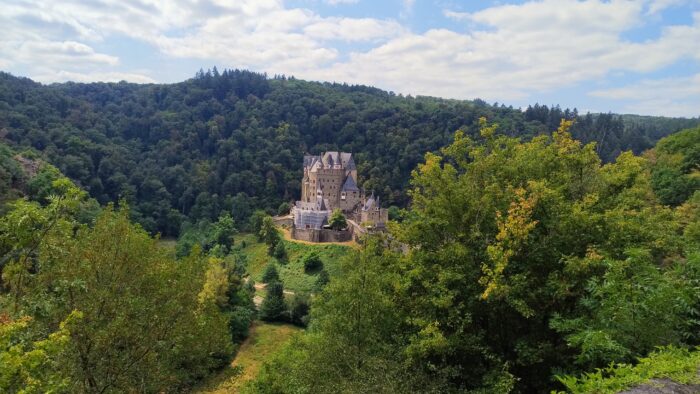 Blick auf das Panoram der Burg Eltz und der umliegenden Ländereien